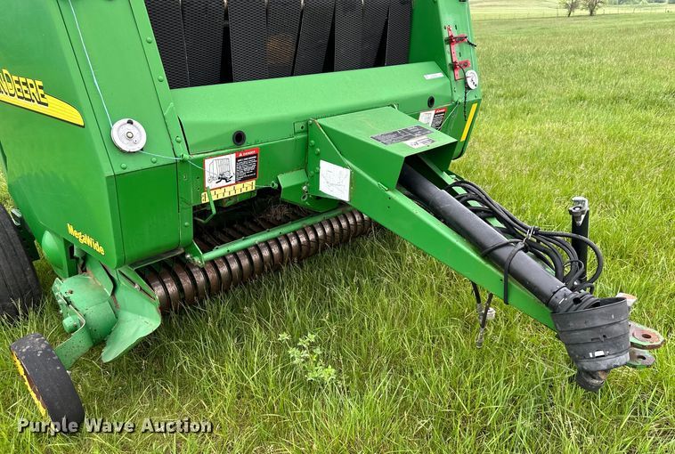 image for item NT9183 2002 John Deere 567 round baler
