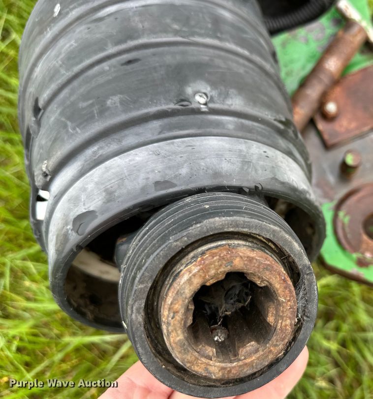 image for item NT9183 2002 John Deere 567 round baler