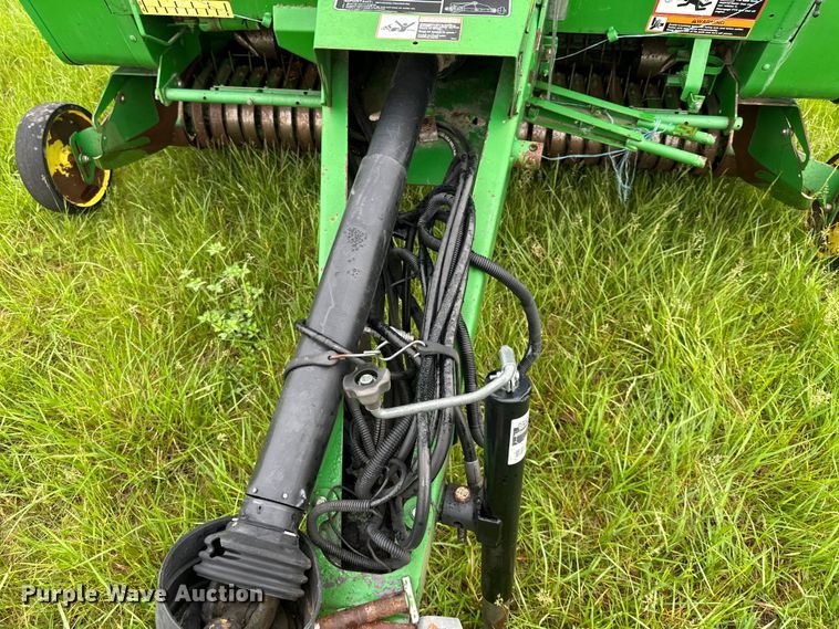 image for item NT9183 2002 John Deere 567 round baler