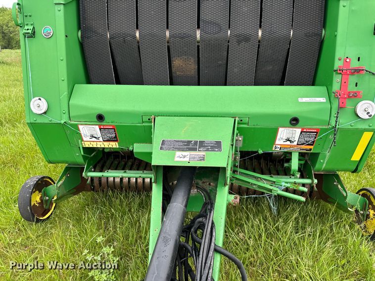 image for item NT9183 2002 John Deere 567 round baler