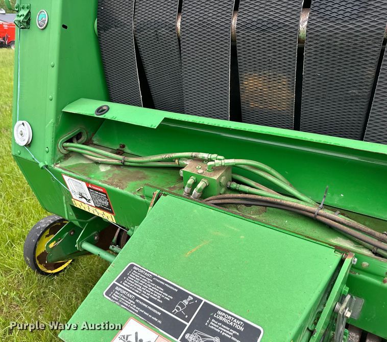 image for item NT9183 2002 John Deere 567 round baler
