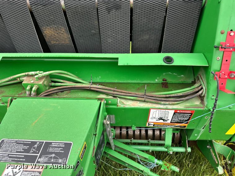 image for item NT9183 2002 John Deere 567 round baler
