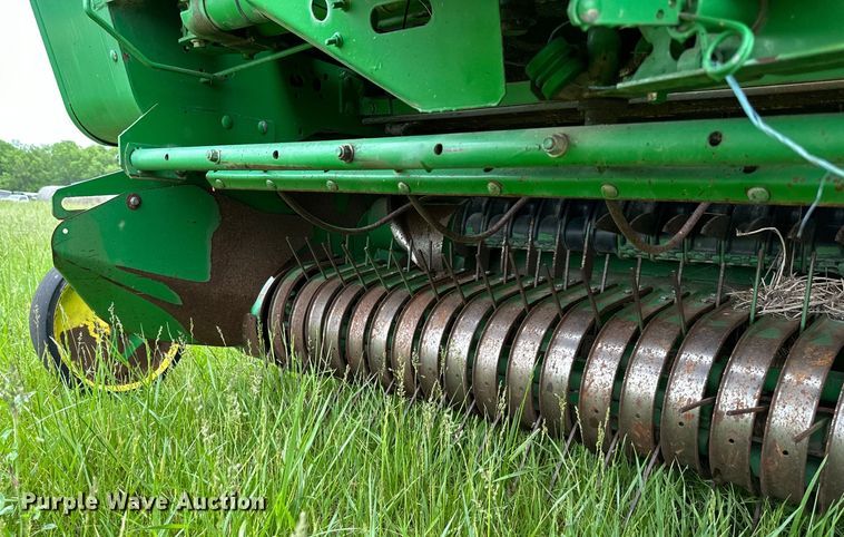 image for item NT9183 2002 John Deere 567 round baler