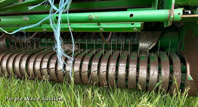 image for item NT9183 2002 John Deere 567 round baler