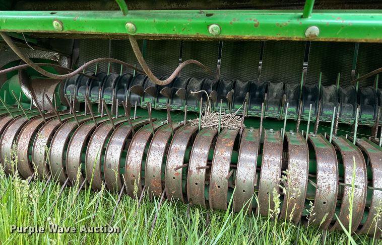 image for item NT9183 2002 John Deere 567 round baler