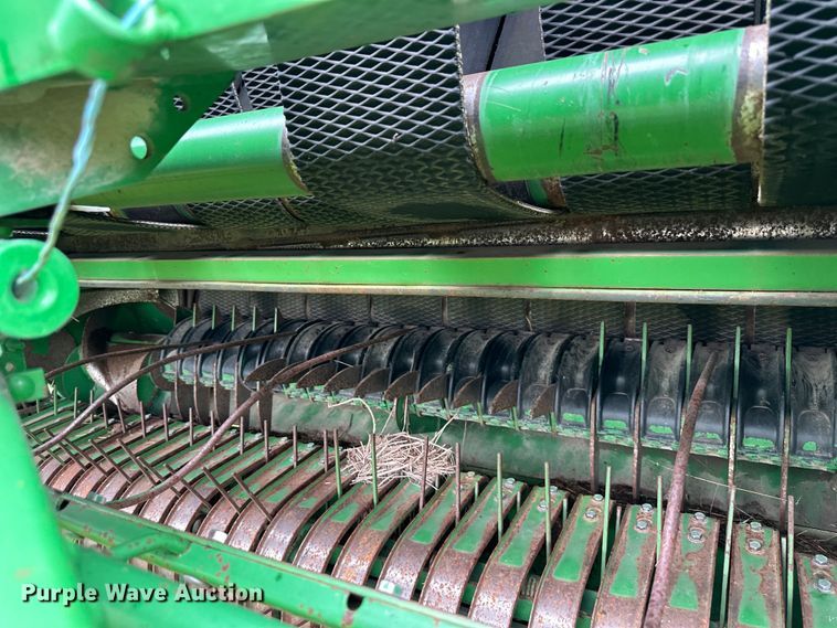 image for item NT9183 2002 John Deere 567 round baler