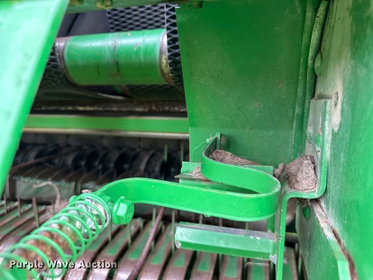 image for item NT9183 2002 John Deere 567 round baler