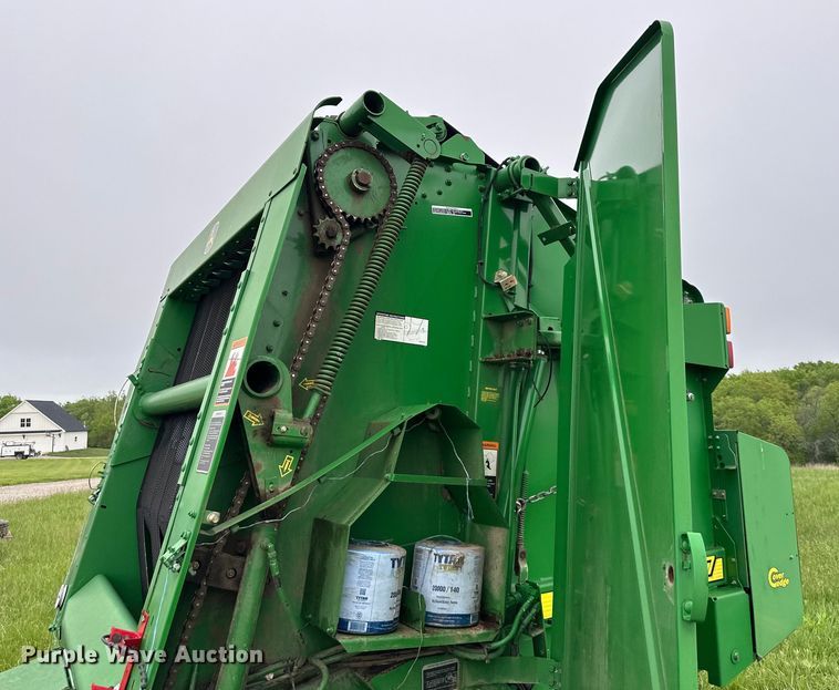 image for item NT9183 2002 John Deere 567 round baler