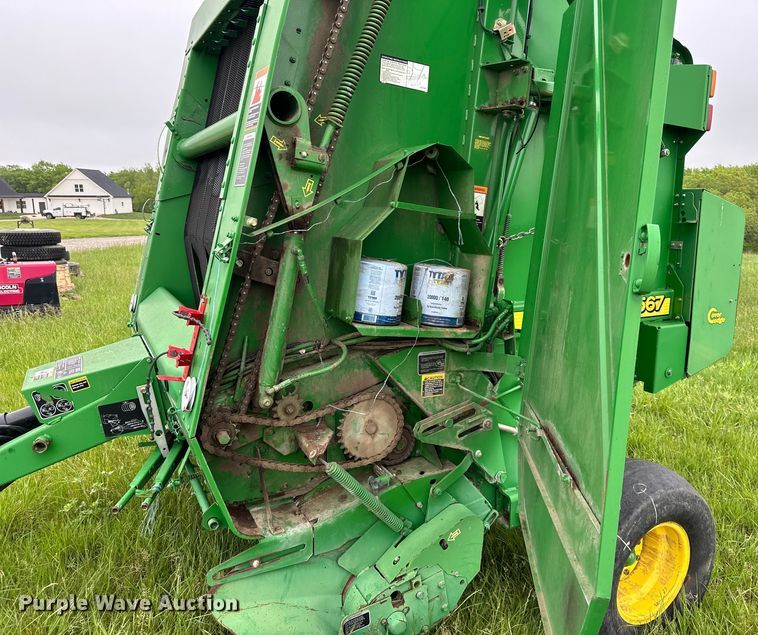 image for item NT9183 2002 John Deere 567 round baler