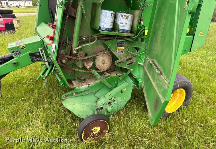 image for item NT9183 2002 John Deere 567 round baler