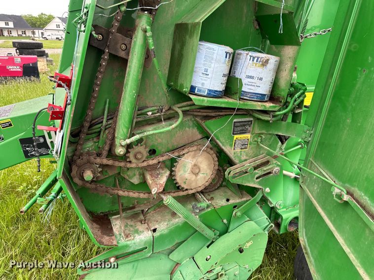 image for item NT9183 2002 John Deere 567 round baler