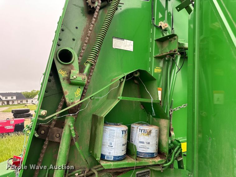image for item NT9183 2002 John Deere 567 round baler