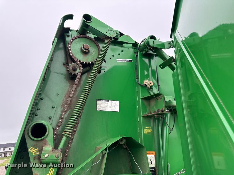 image for item NT9183 2002 John Deere 567 round baler