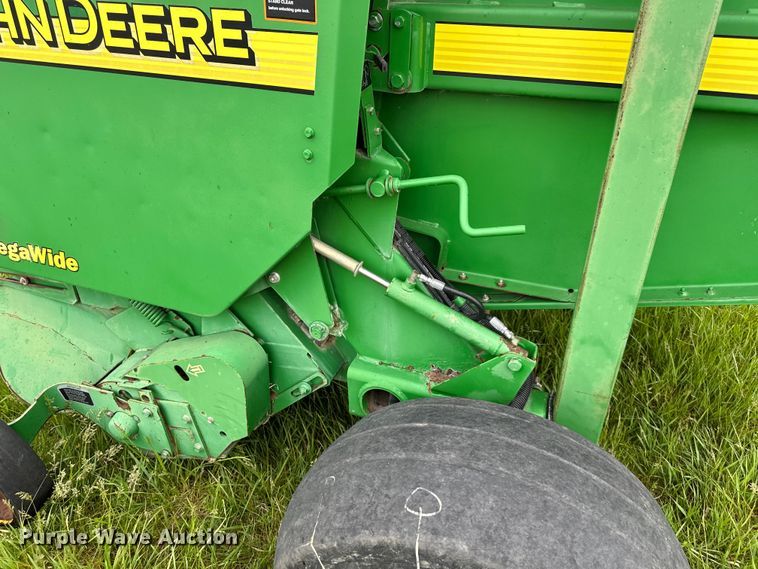 image for item NT9183 2002 John Deere 567 round baler