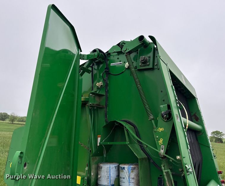 image for item NT9183 2002 John Deere 567 round baler
