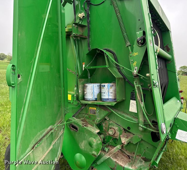 image for item NT9183 2002 John Deere 567 round baler