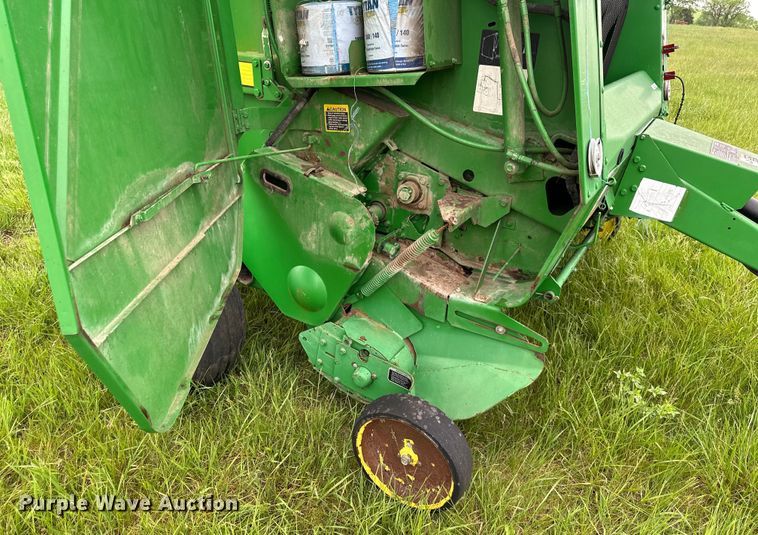 image for item NT9183 2002 John Deere 567 round baler
