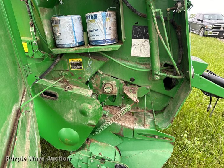 image for item NT9183 2002 John Deere 567 round baler