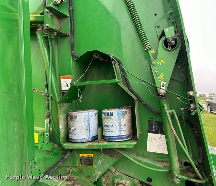 image for item NT9183 2002 John Deere 567 round baler