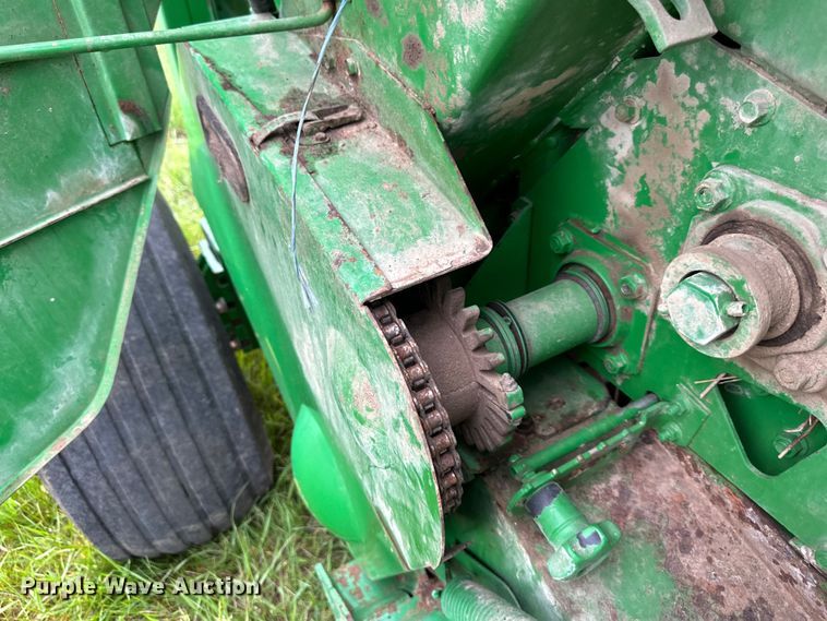 image for item NT9183 2002 John Deere 567 round baler