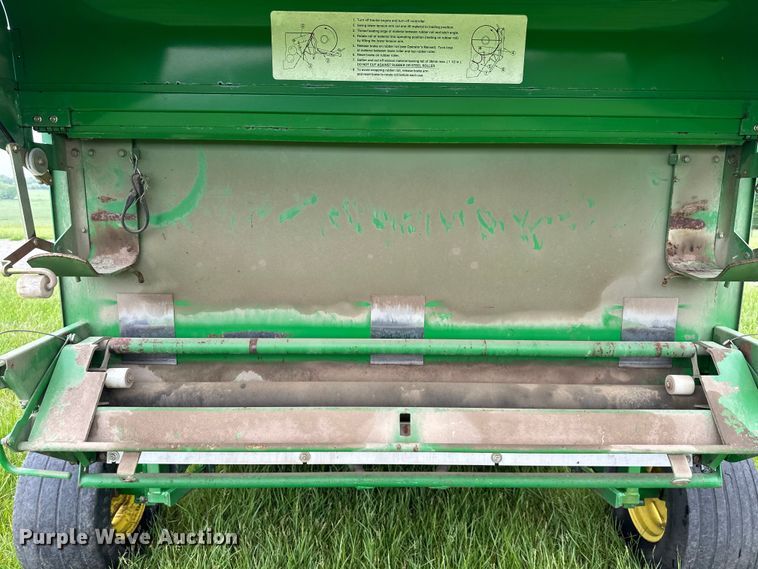image for item NT9183 2002 John Deere 567 round baler