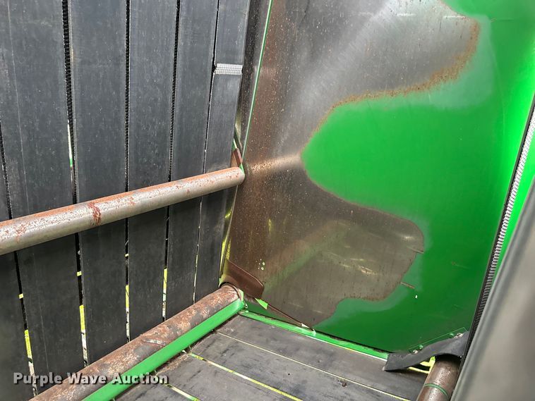 image for item NT9183 2002 John Deere 567 round baler