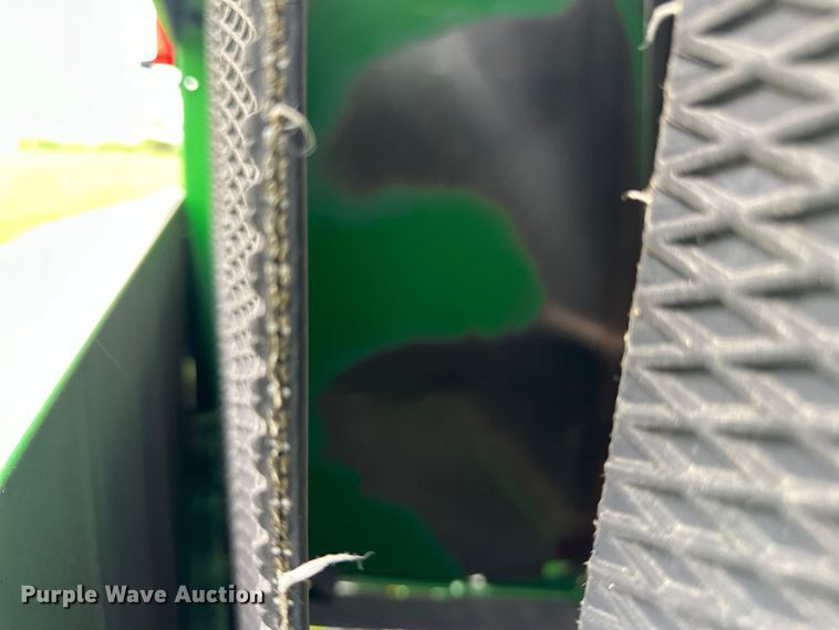 image for item NT9183 2002 John Deere 567 round baler