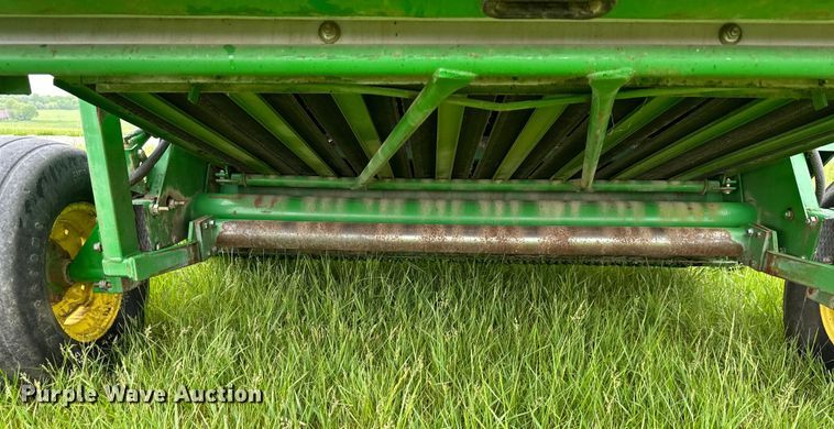 image for item NT9183 2002 John Deere 567 round baler