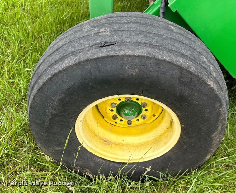 image for item NT9183 2002 John Deere 567 round baler