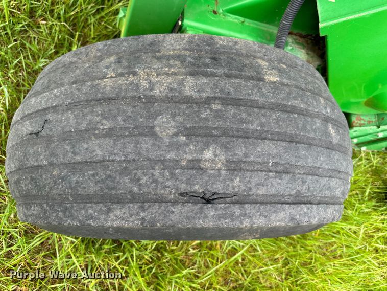 image for item NT9183 2002 John Deere 567 round baler