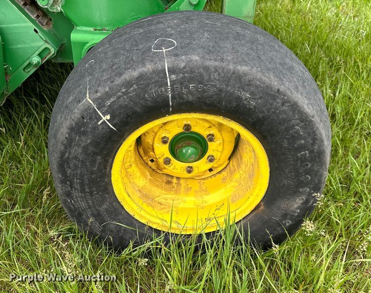 image for item NT9183 2002 John Deere 567 round baler