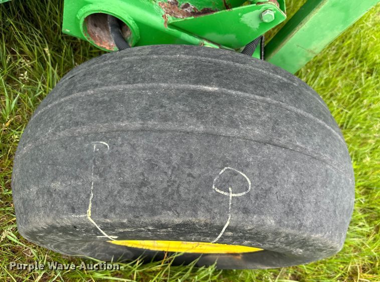 image for item NT9183 2002 John Deere 567 round baler