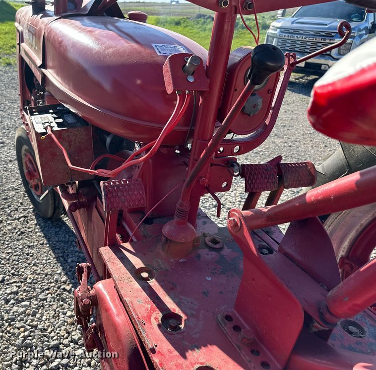 image for item NT9196 1947 International Harvester Farmall H tractor