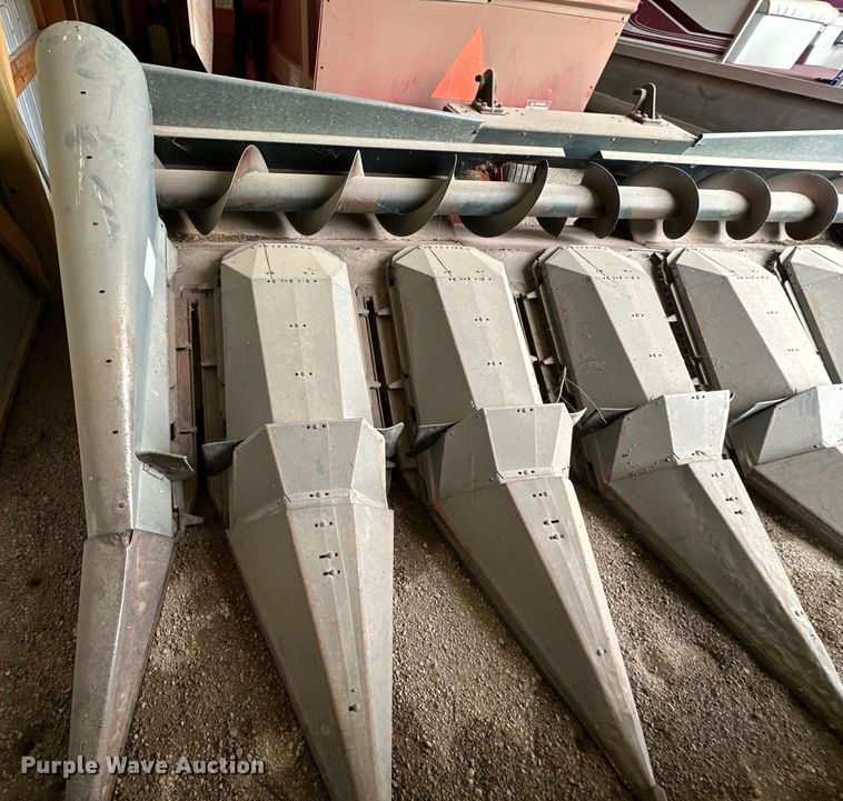 image for item NT9203 Deutz Allis  630 corn head