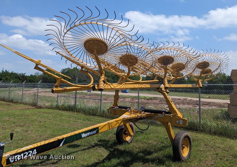 image for item NZ9730 2021 Vermeer VR1224 hay rake