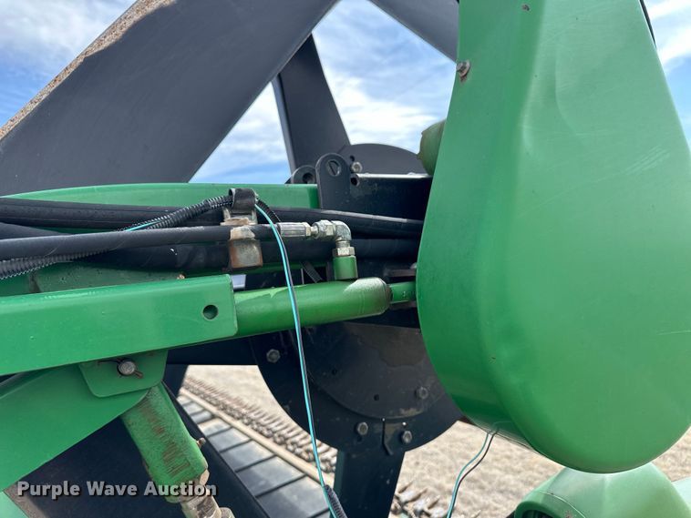 image for item OA9705 2005 John Deere 936D draper head