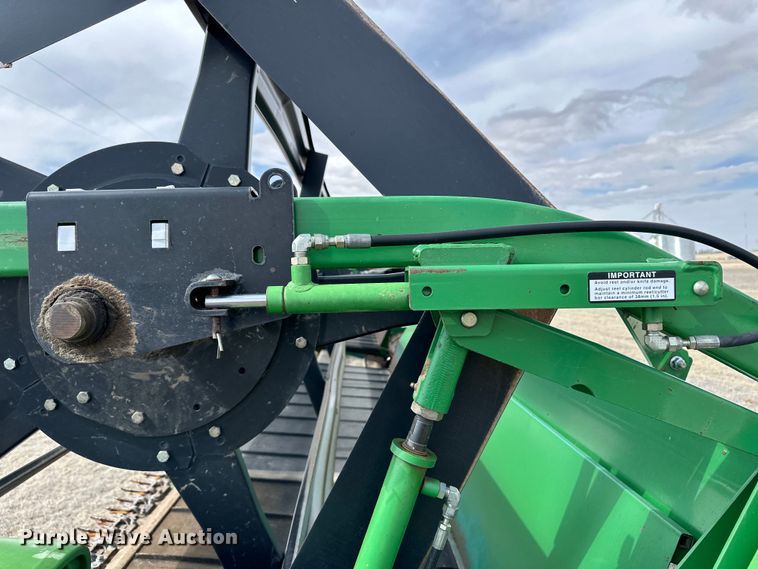 image for item OA9705 2005 John Deere 936D draper head