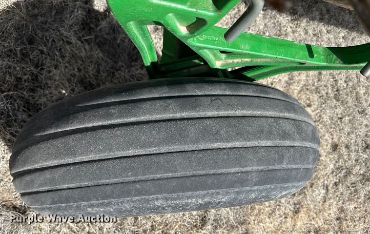 image for item OA9705 2005 John Deere 936D draper head