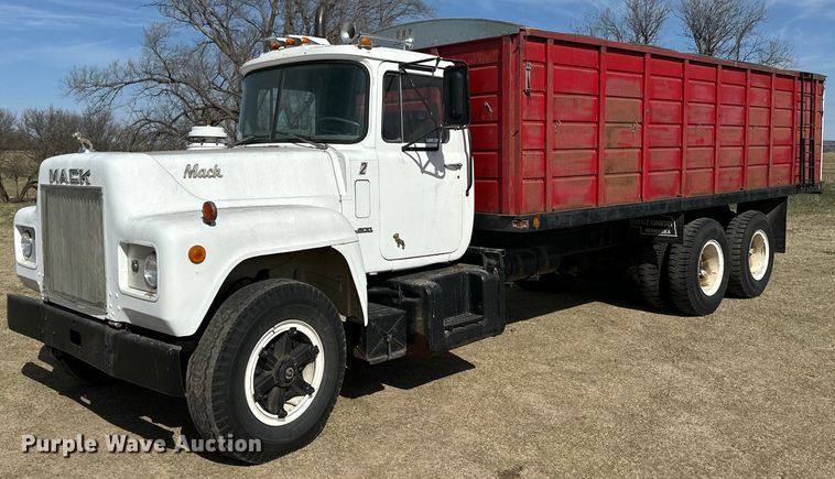 image for item OE9071 1974 Mack R600 grain truck