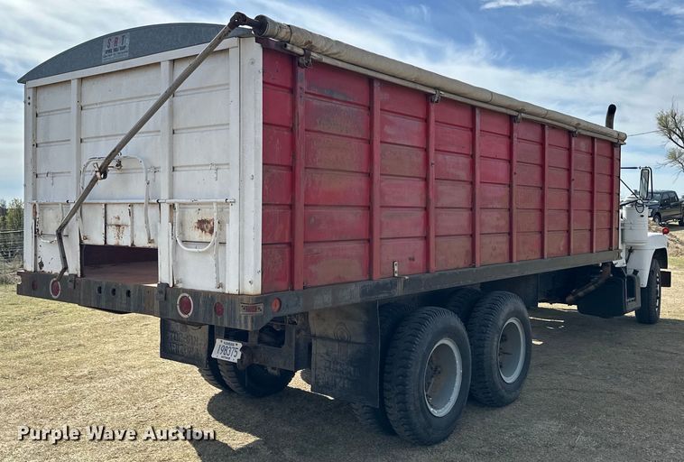 image for item OE9071 1974 Mack R600 grain truck