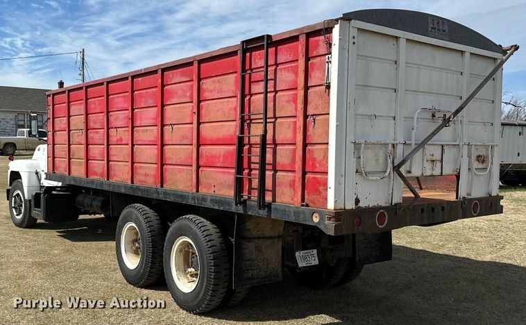 image for item OE9071 1974 Mack R600 grain truck