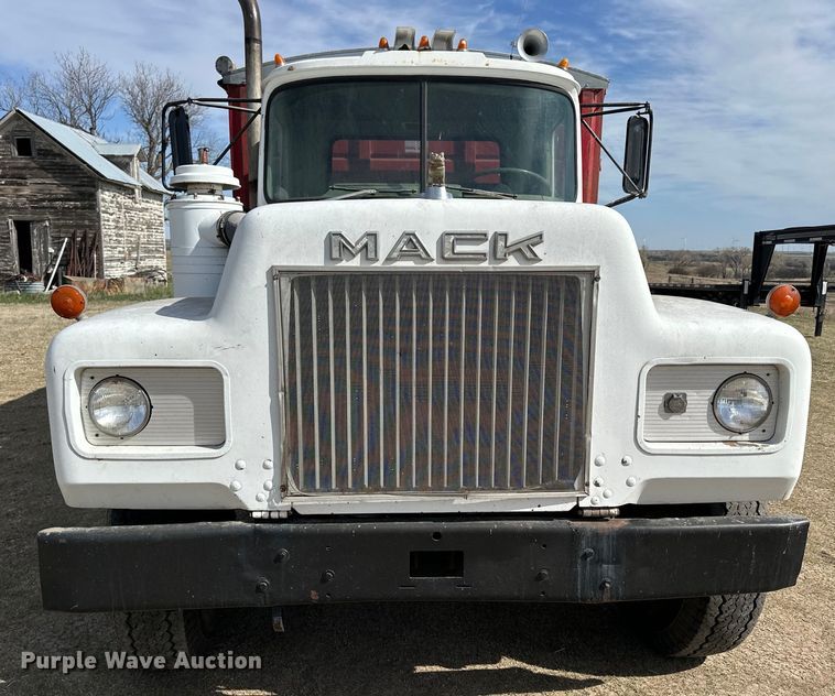 image for item OE9071 1974 Mack R600 grain truck