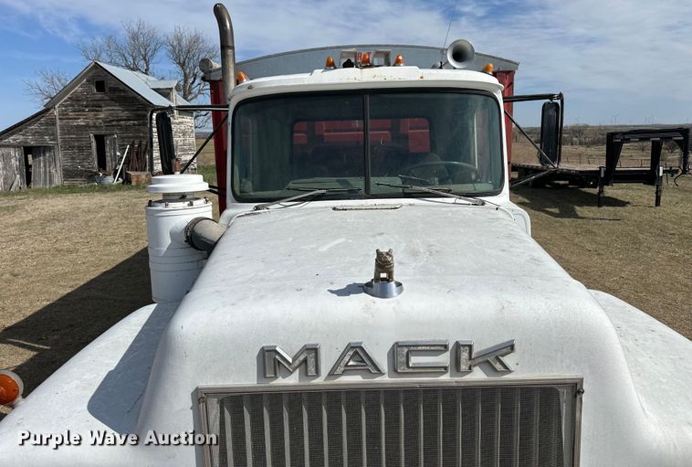 image for item OE9071 1974 Mack R600 grain truck
