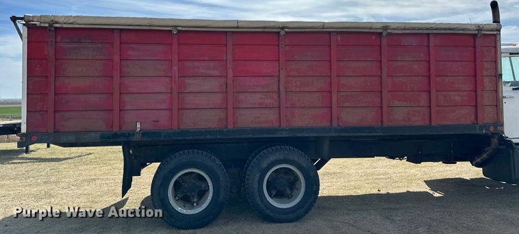 image for item OE9071 1974 Mack R600 grain truck