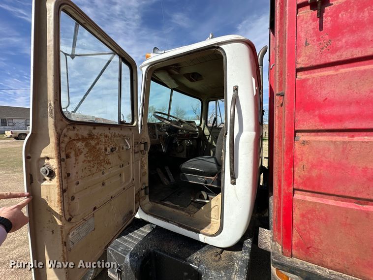 image for item OE9071 1974 Mack R600 grain truck