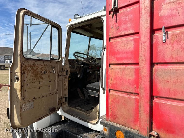image for item OE9071 1974 Mack R600 grain truck