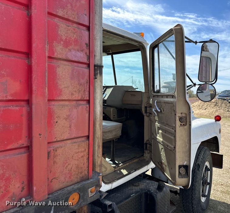 image for item OE9071 1974 Mack R600 grain truck