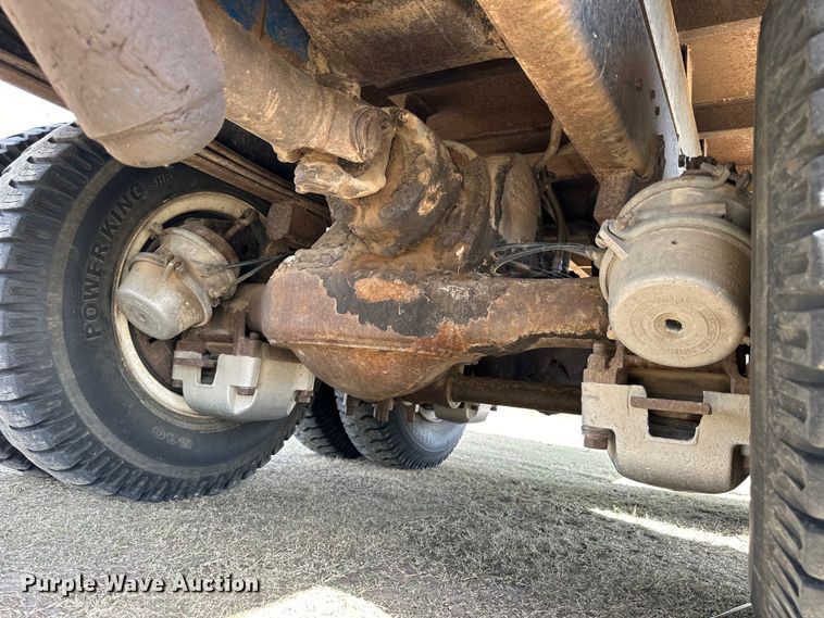 image for item OE9071 1974 Mack R600 grain truck