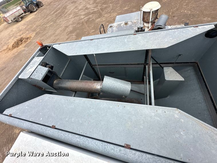 image for item OE9145 1980 Gleaner LM-M2 combine