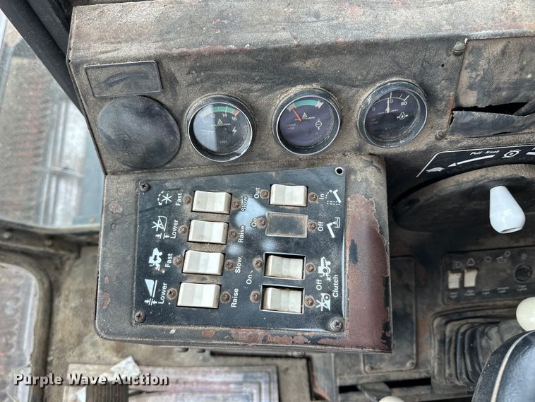 image for item OE9145 1980 Gleaner LM-M2 combine